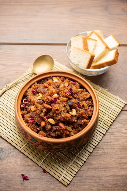 Le pain halwa également appelé halva sheera pudding ou suji est un plat sucré instantané de l'Inde