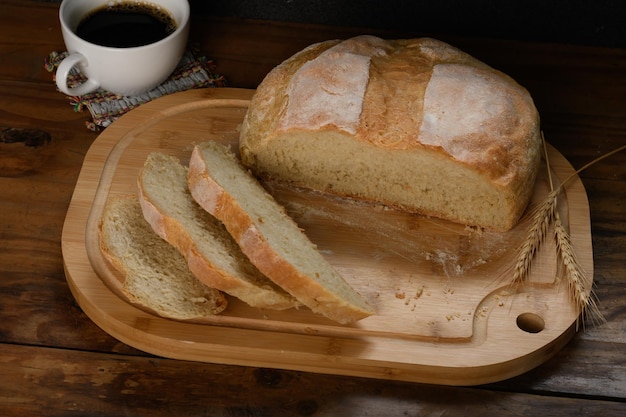 pain italien fait maison sur une planche de bois