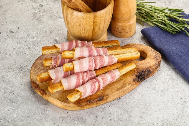 Pain italien grissini croustillant avec apéritif au bacon