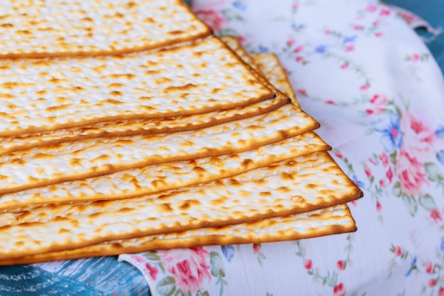 Pain juif matza sur bois