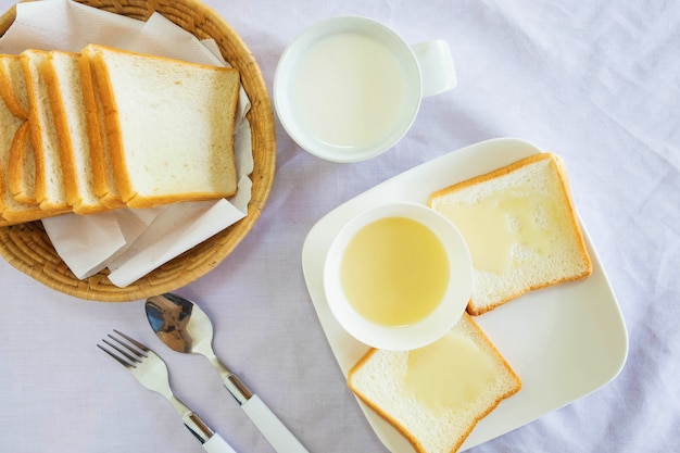 Pain et lait concentré sucré sur la table