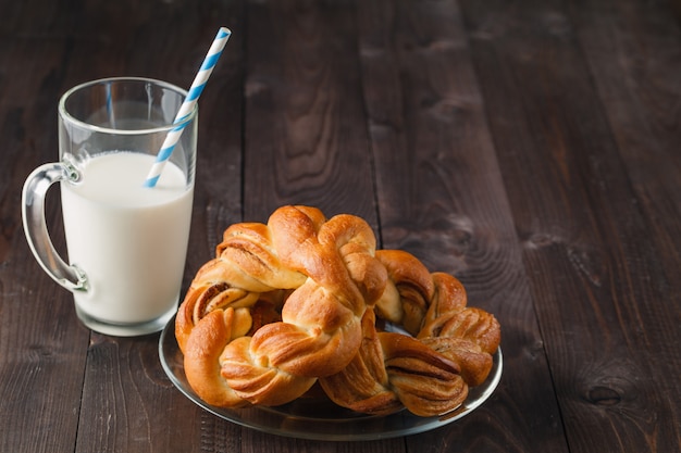 Pain et lait dans un verre