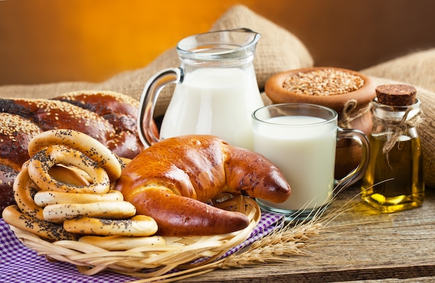 Pain et lait sur un fond en bois