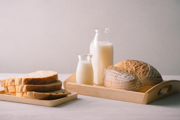 Pain et lait sur la table