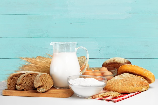 Pain et lait sur la table