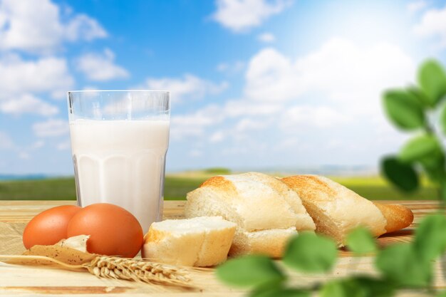 Pain et lait sur la table