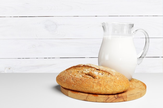 Photo pain et lait sur la table