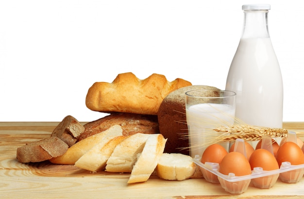 Pain et lait sur la table