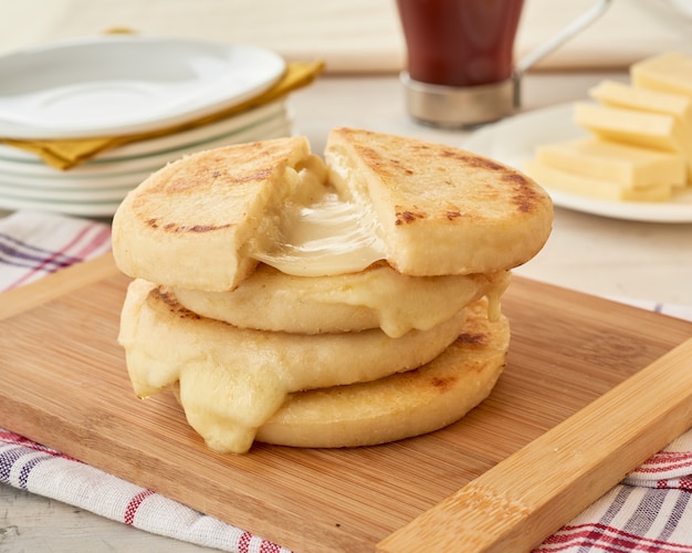 Pain de maïs au fromage sur table en bois