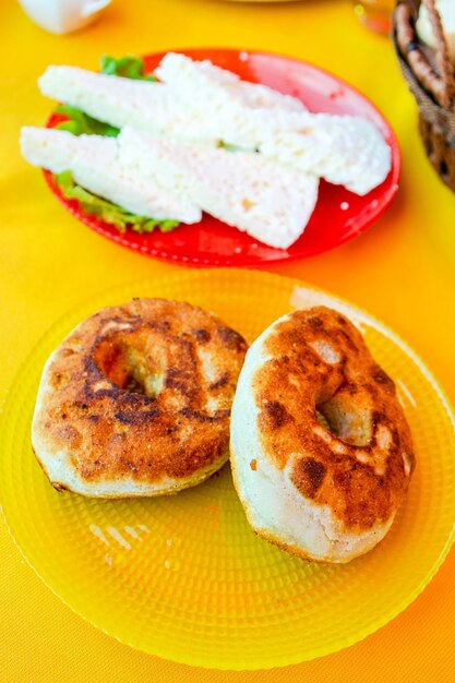 Pain de maïs et fromage à la saumure de mchadi géorgien