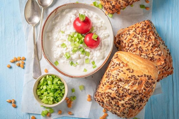 Pain de maïs maison et croustillant avec radis et fromage blanc