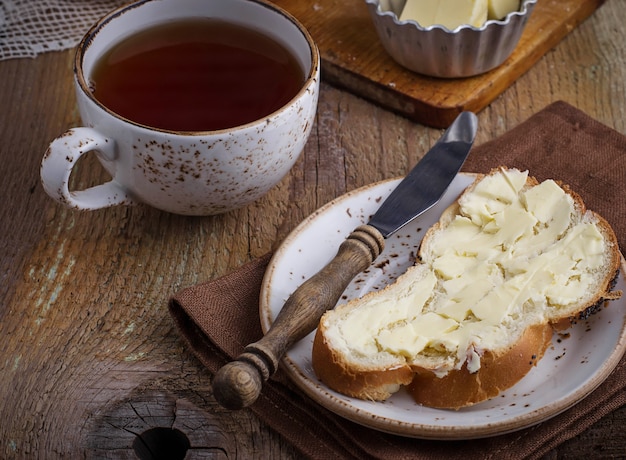 Pain maison au beurre sur fond en bois