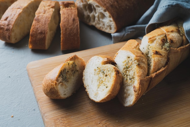 Pain maison fraîchement cuit avec croûte croustillante et ail