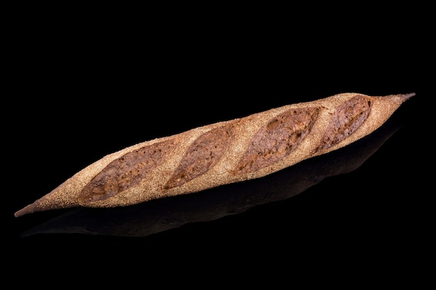 Pain maison fraîchement cuit isolé sur noir, baguette de pain français