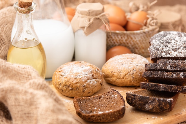 Pain maison fraîchement sorti du four avec différentes céréales.