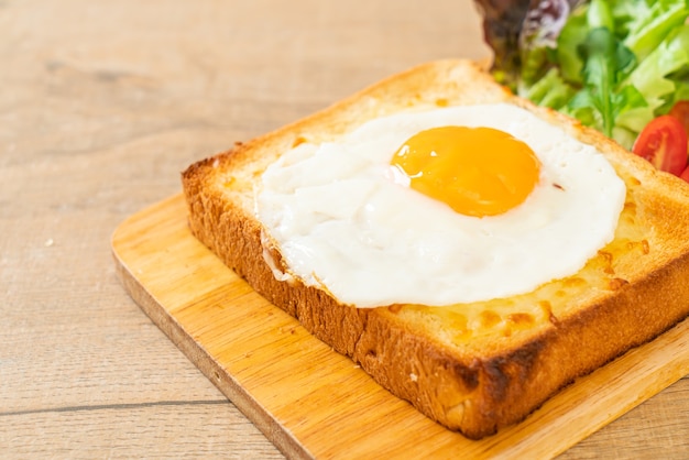 Pain Maison Grillé Avec Du Fromage Et Un œuf Au Plat Sur Le Dessus Avec Une Salade De Légumes Pour Le Petit-déjeuner