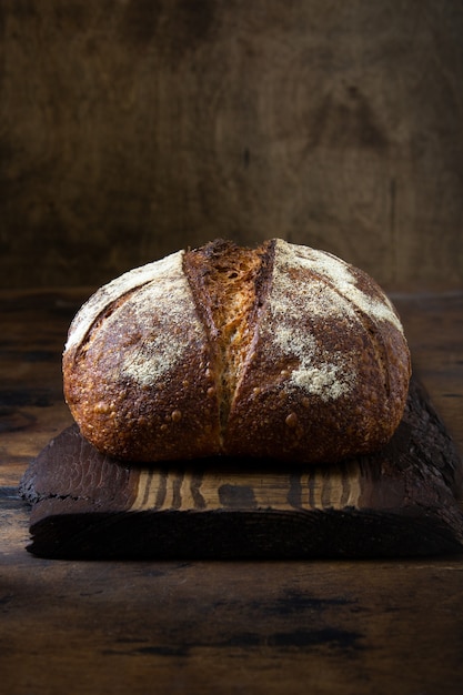 Pain maison sur une planche de bois