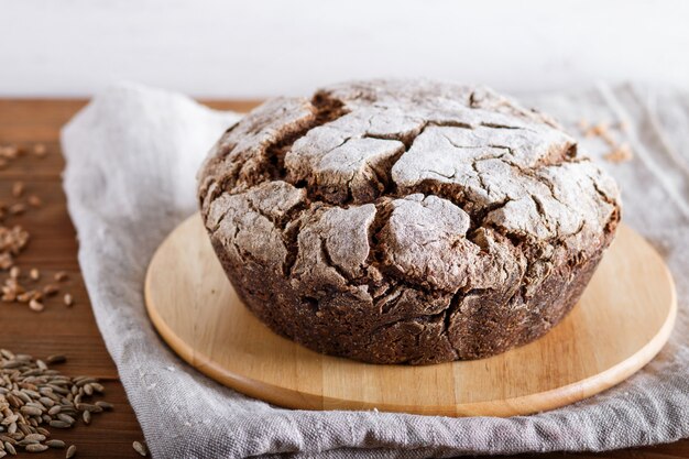 Pain maison sans levure avec grains de seigle et de blé