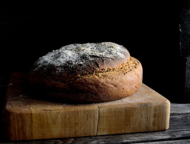 Pain maison sur la table de la cuisine.