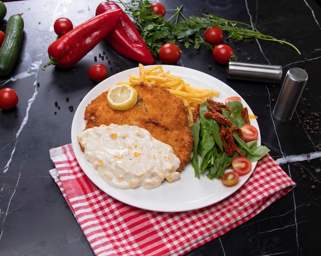 Pain maison Wiener Schnitzel allemand avec pommes de terre