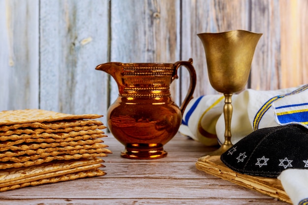 Pain de matsa juif avec du vin. Fête de la Pâque avec kipah et tallit