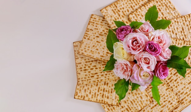 Pain de matsa juif avec roses