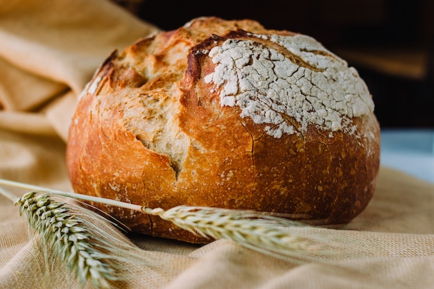 Photo pain méditerranéen appelé pan de payes ou pa de pages. pain rond espagnol typique de la catalogne