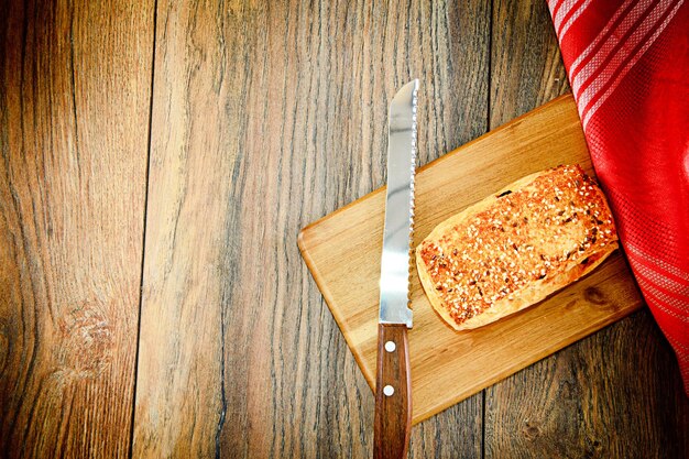 Pain de mie aux graines de sésame sur une planche en bois