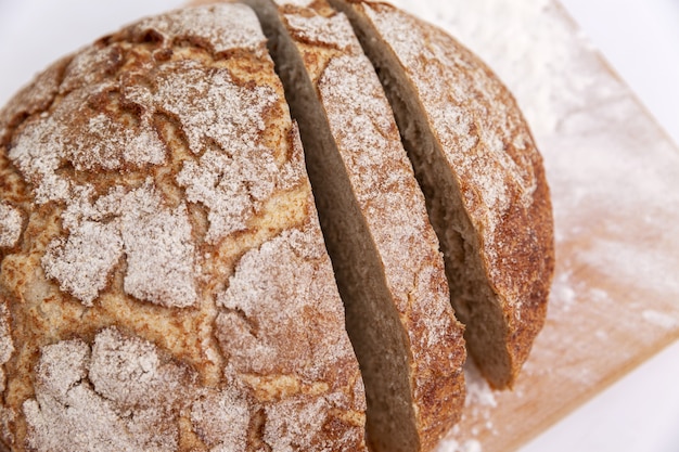 Pain de mie avec une croûte croustillante sur une planche de bois.