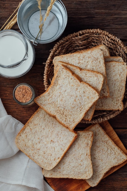 pain de mie sur fond de bois