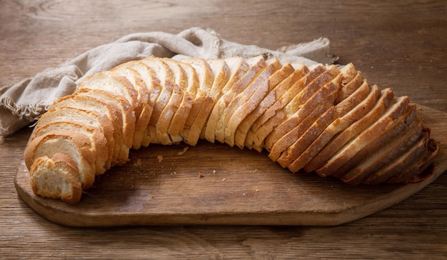 pain de mie sur planche de bois