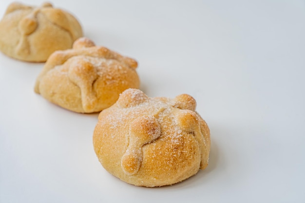 Pain des morts. Pan de muertos. Isolé sur fond blanc.