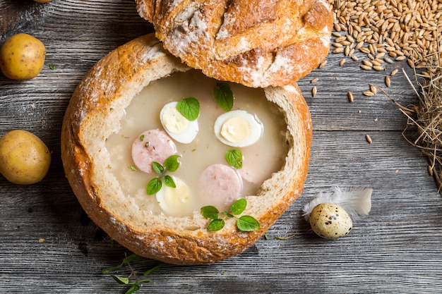 Pain de Noël sur la vue de dessus de table en bois