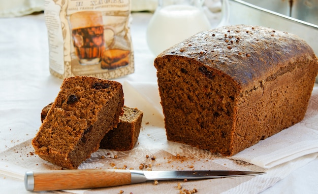 Pain noir, seigle fait maison à la coriandre