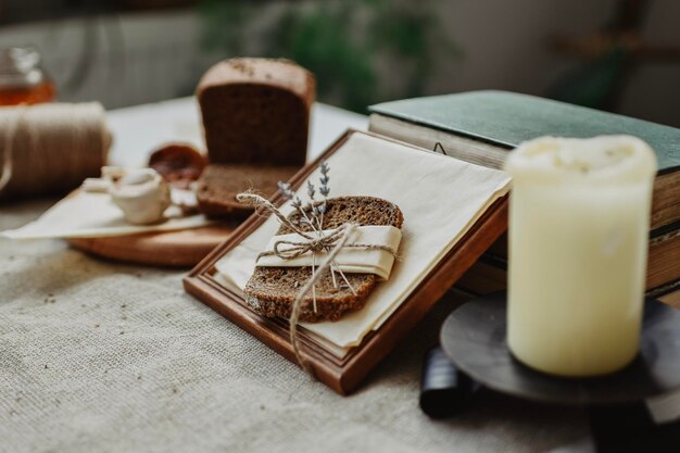 pain noir sur table rustique