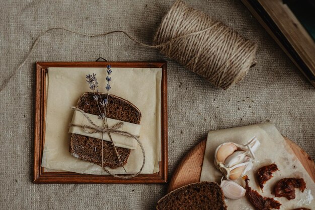 pain noir sur table rustique