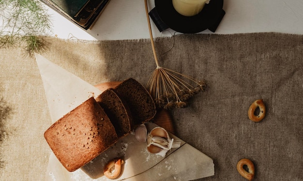 pain noir sur table rustique