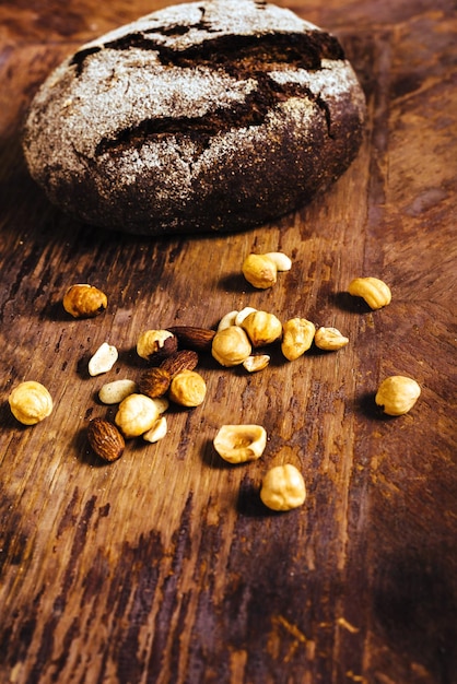 Pain et noix sur une table en bois