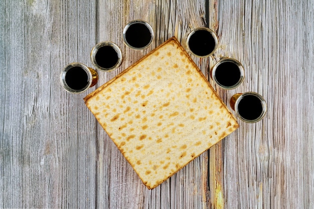 Pain de Pâque et six tasses de vin