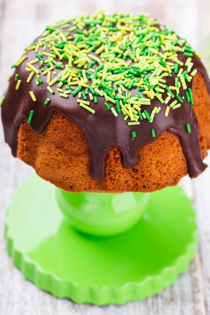 Pain de Pâques au chocolat décoré avec du sucre coloré