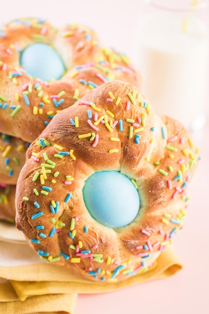 Pain de Pâques italien avec oeuf de couleur bleue et vermicelles.