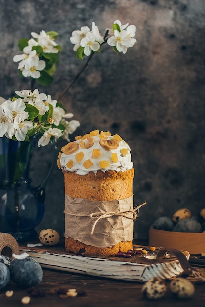 Pain de Pâques orthodoxe russe traditionnel kulich avec fleur de pommier et oeufs colorés