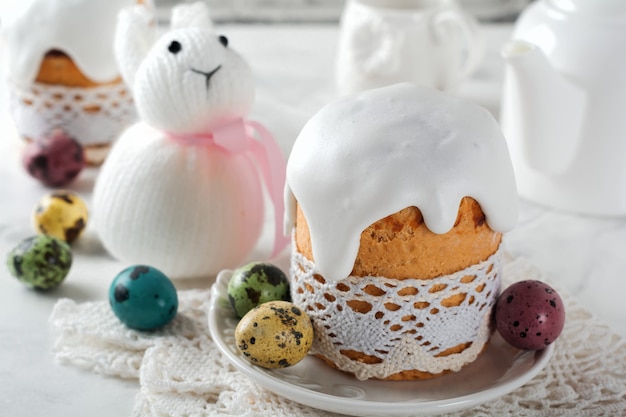 Pain de Pâques orthodoxe traditionnel Kulich avec des œufs de caille colorés sur une lumière