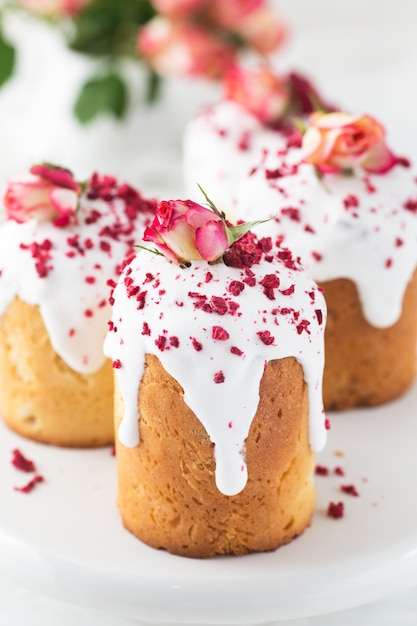 Pain de Pâques traditionnel décoré de glaçage au sucre, de framboises et de fleurs