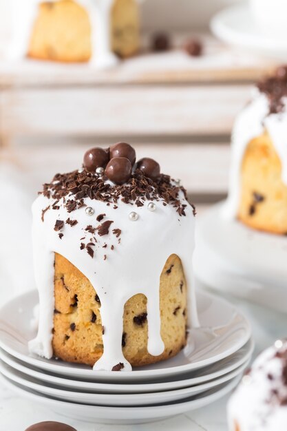 Pain de Pâques traditionnel avec glaçage blanc et œufs en chocolat