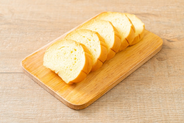 pain de patates douces tranché sur planche de bois