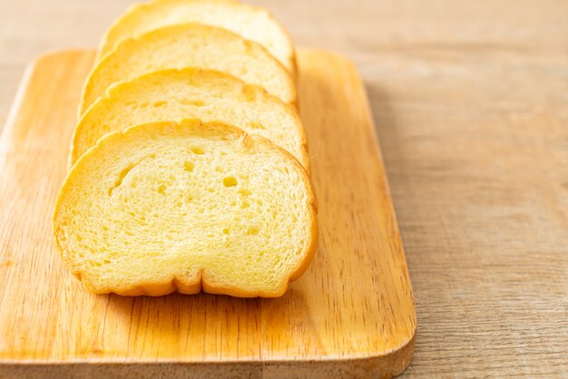 pain de patates douces tranché sur planche de bois