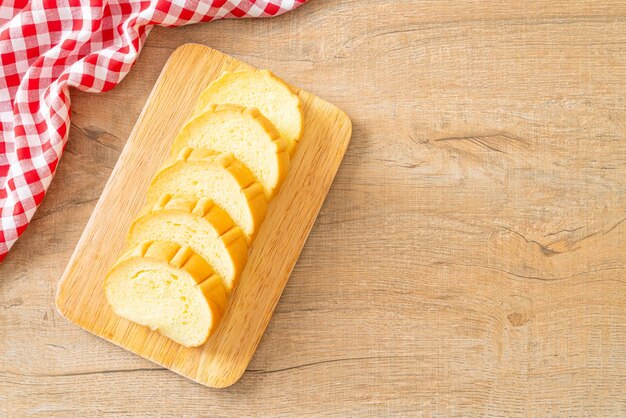 pain de patates douces tranché sur planche de bois