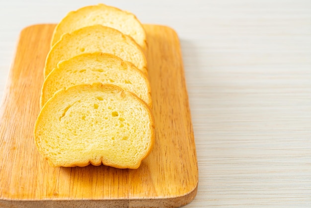 pain de patates douces tranché sur planche de bois