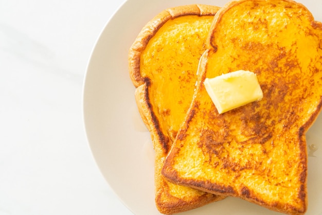 Pain perdu au beurre et au miel pour le petit déjeuner